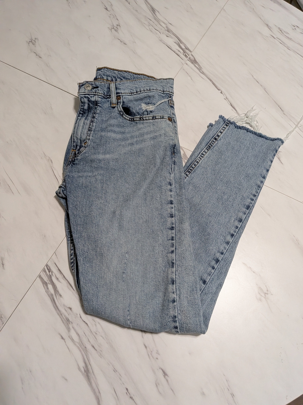 Women's 32x34 Levi's Light Blue Straight Jeans with Frayed Hem